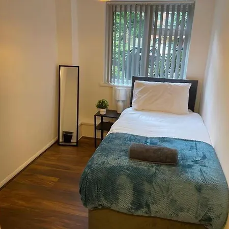Spacious 3-bed Close To With Free Parking With Netflix Contractor Welcome *