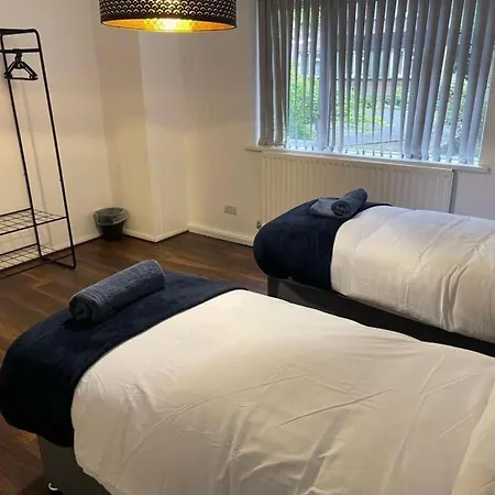 Spacious 3-bed Close To With Free Parking With Netflix Contractor Welcome Apartment *