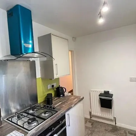 Spacious 3-bed Close To With Free Parking With Netflix Contractor Welcome Apartment *