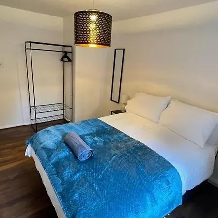 Spacious 3-bed Close To With Free Parking With Netflix Contractor Welcome Apartment *