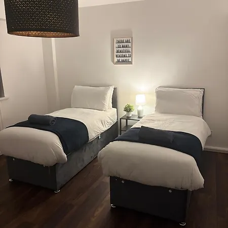Spacious 3-bed Close To With Free Parking With Netflix Contractor Welcome