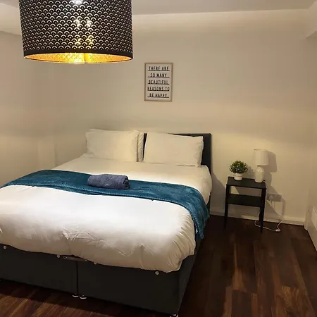 Apartment Spacious 3-bed Close To With Free Parking With Netflix Contractor Welcome *