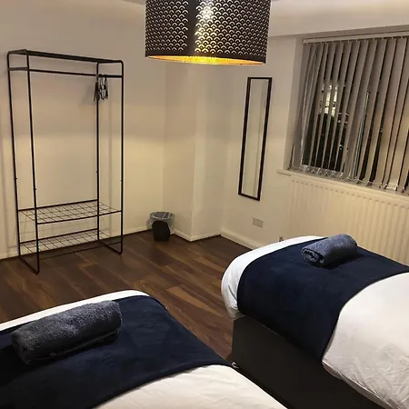 Apartment Spacious 3-bed Close To With Free Parking With Netflix Contractor Welcome *